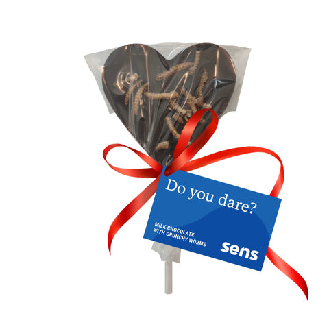 Mléčná čokoládová lízátka s křupavými červíky